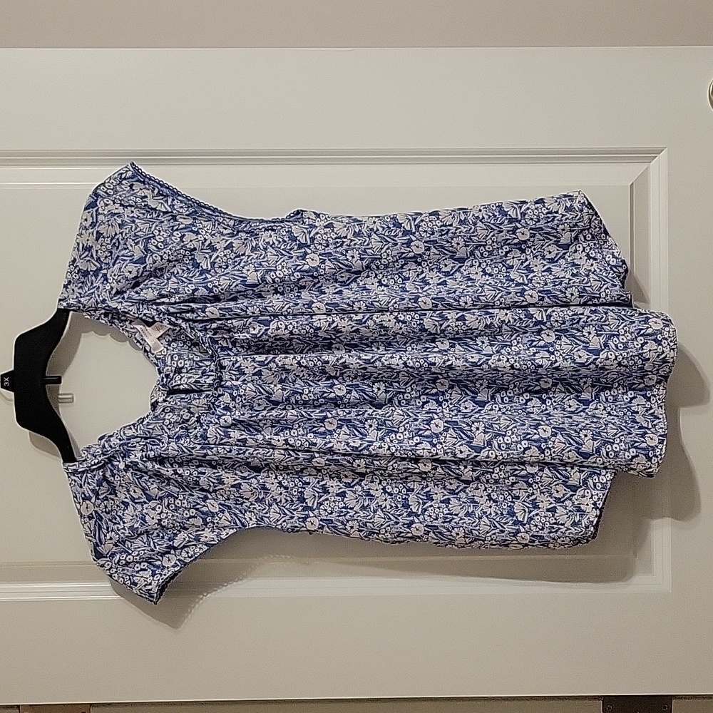 Women's 1X, Lauren Conrad, Blue/white flowery, cap sleeve blouse.